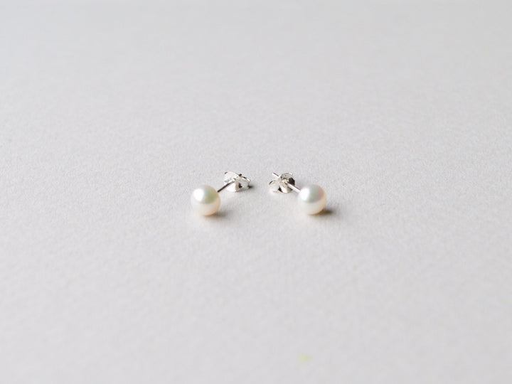 Natural Pearls: Zarte Perlen Ohrstecker Gr. M silber - Mia&Martha by Katja Schmalen