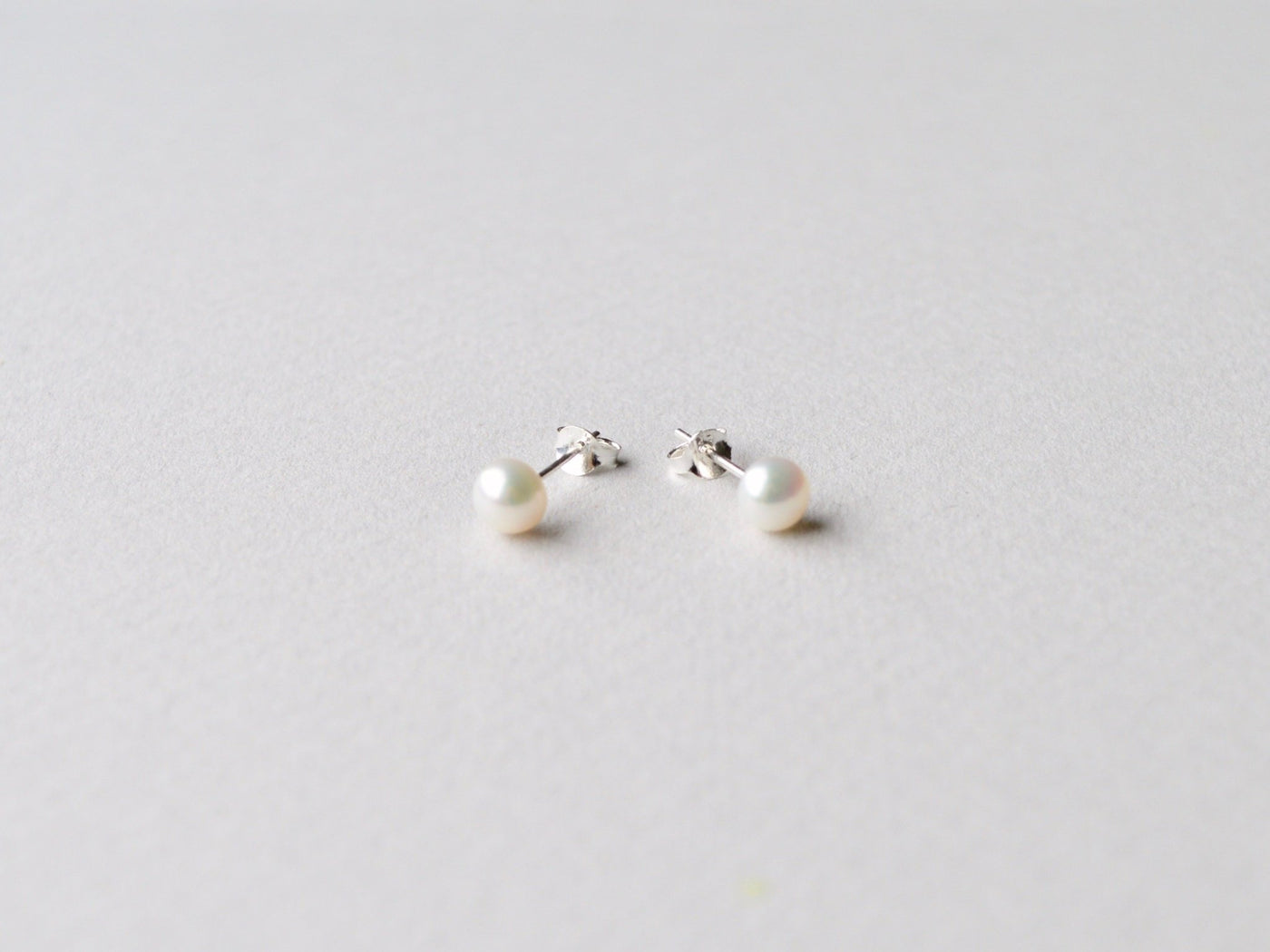 Natural Pearls: Zarte Perlen Ohrstecker Gr. M silber - Mia&Martha by Katja Schmalen