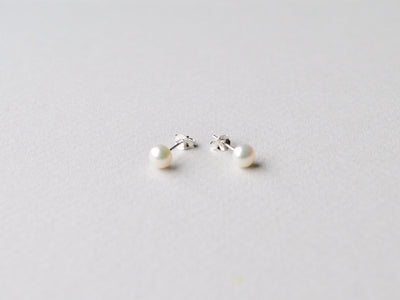Natural Pearls: Zarte Perlen Ohrstecker Gr. M silber - Mia&Martha by Katja Schmalen