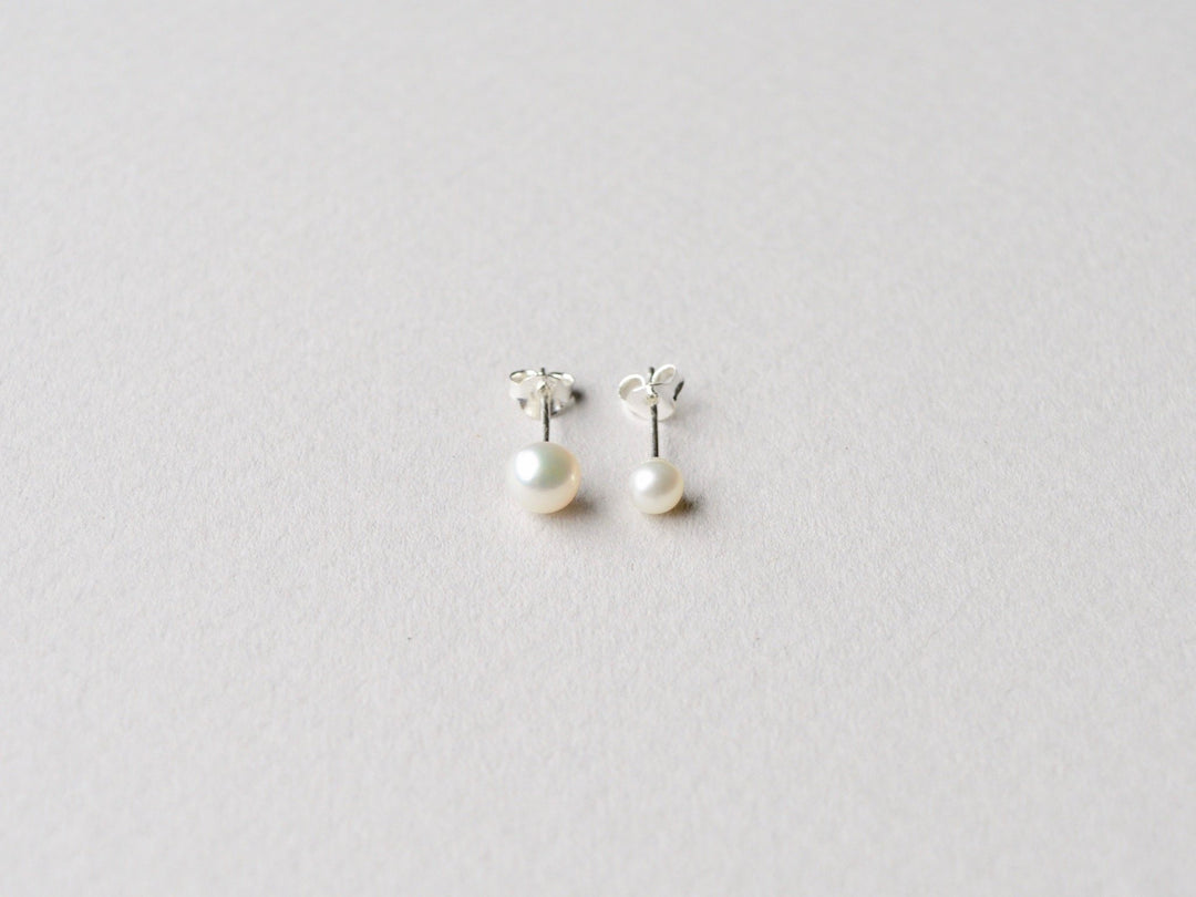 Natural Pearls: Zarte Perlen Ohrstecker Gr. M silber - Mia&Martha by Katja Schmalen