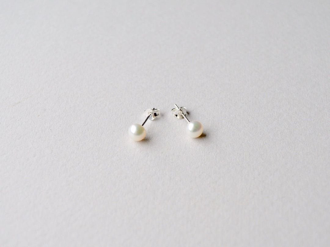 Natural Pearls: Zarte Perlen Ohrstecker Gr. M silber - Mia&Martha by Katja Schmalen