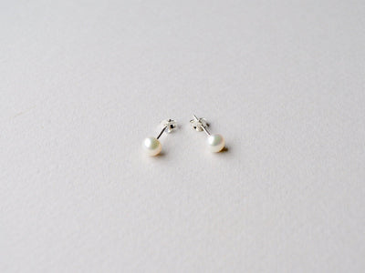 Natural Pearls: Zarte Perlen Ohrstecker Gr. M silber - Mia&Martha by Katja Schmalen