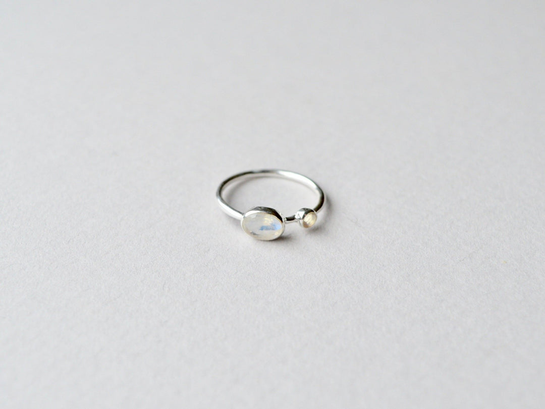 Oval & Dot: Zarter Mondstein Ring silber - Mia&Martha by Katja Schmalen