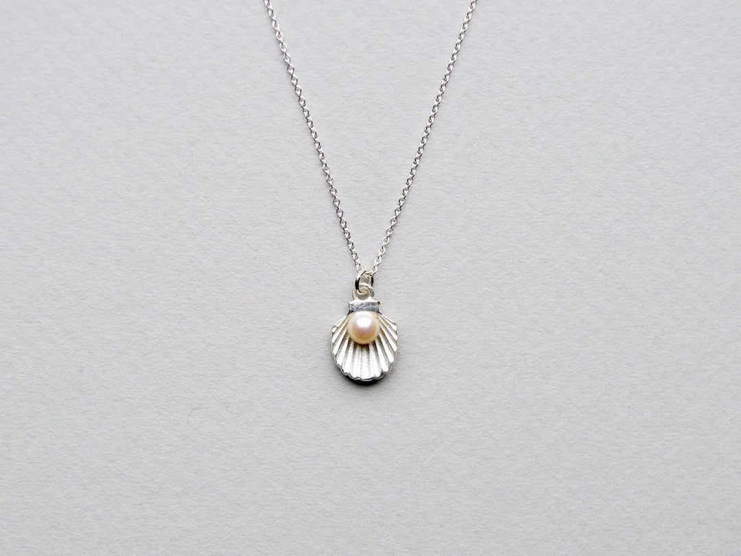 Oysters & Pearls: Muschelohrringe mit Perlen | vergoldet, silber - Mia&Martha by Katja Schmalen