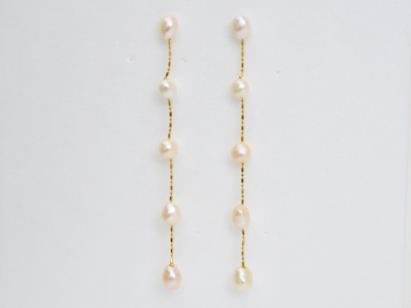 Pearls: Moderne Perlenohrringe mit Süßwasserperlen | vergoldet