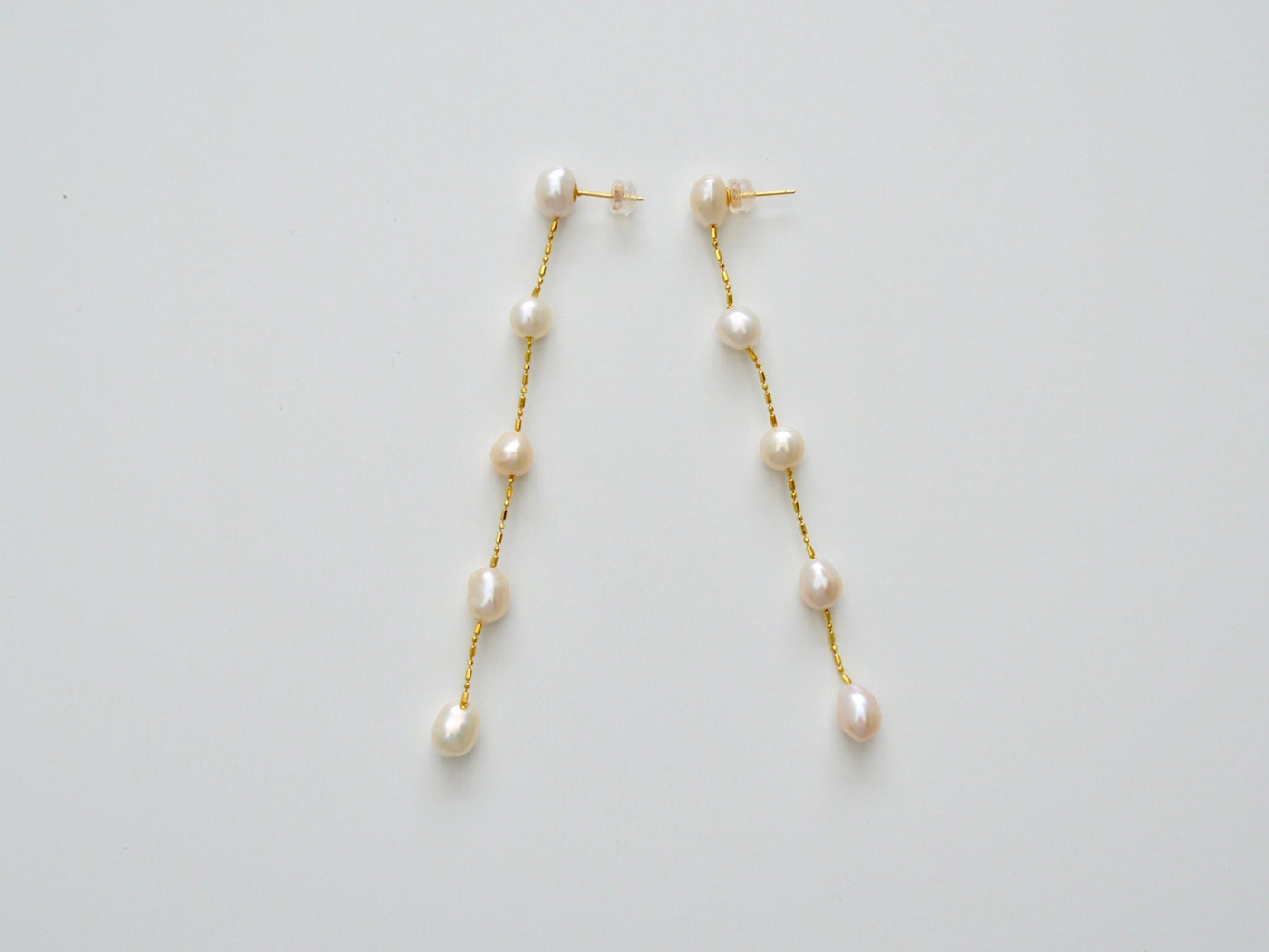 Pearls: Moderne Perlenohrringe mit Süßwasserperlen | vergoldet