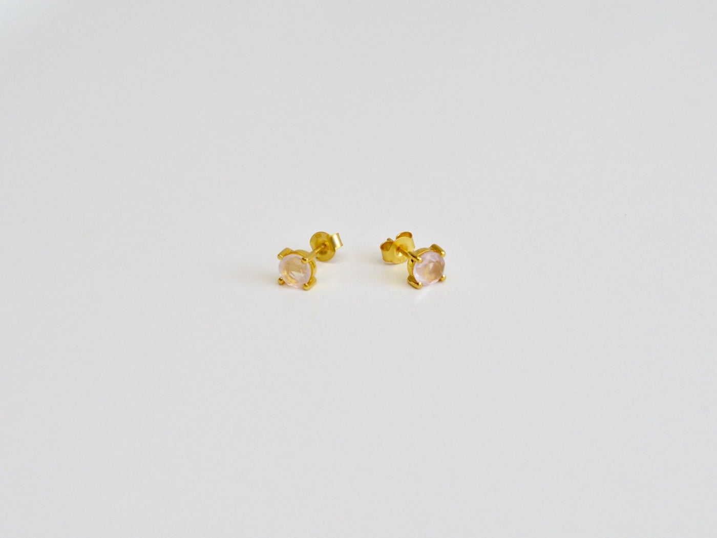 Round Gems: Rosenquarz Ohrstecker Prong | vergoldet, rosévergoldet, silber
