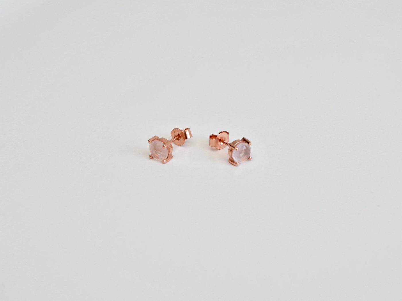 Round Gems: Rosenquarz Ohrstecker Prong | vergoldet, rosévergoldet, silber