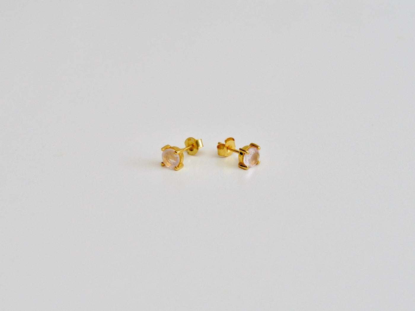 Round Gems: Rosenquarz Ohrstecker Prong | vergoldet, rosévergoldet, silber
