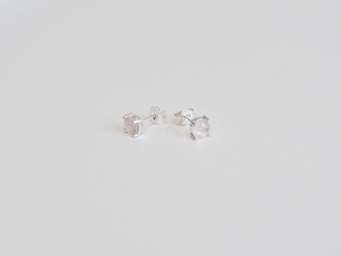 Round Gems: Rosenquarz Ohrstecker Prong | vergoldet, rosévergoldet, silber