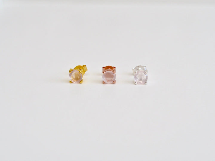 Round Gems: Rosenquarz Ohrstecker Prong | vergoldet, rosévergoldet, silber