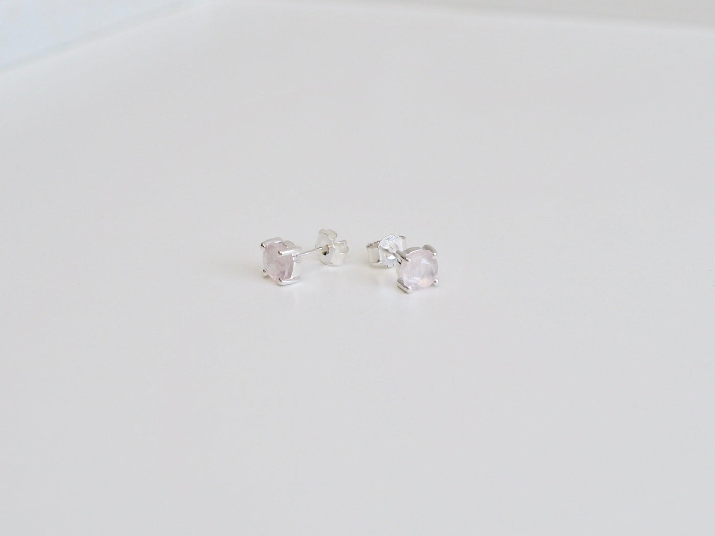 Round Gems: Rosenquarz Ohrstecker Prong | vergoldet, rosévergoldet, silber