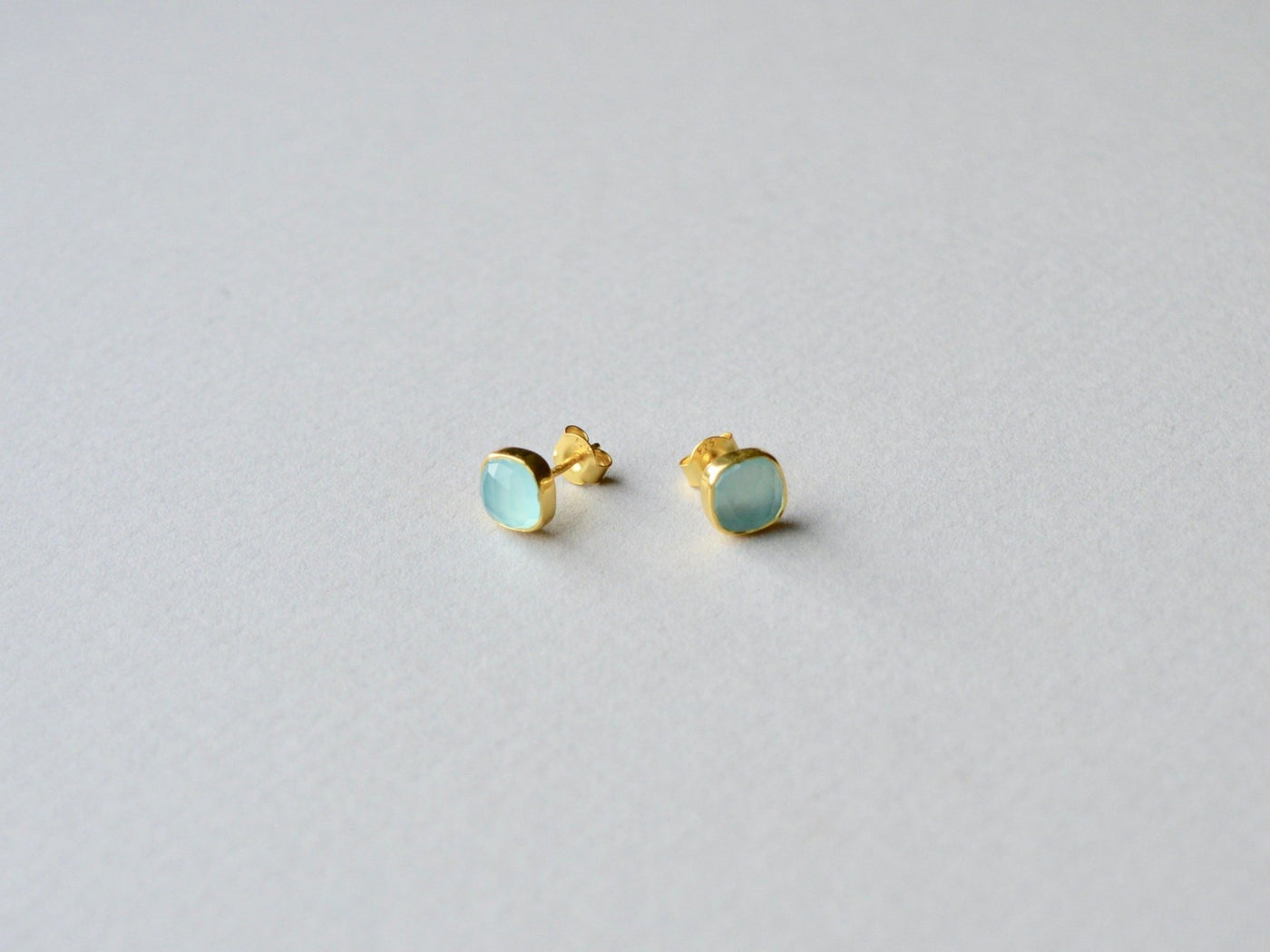 Square Dots: Aqua Chalcedon Ohrstecker vergoldet - Mia&Martha by Katja Schmalen
