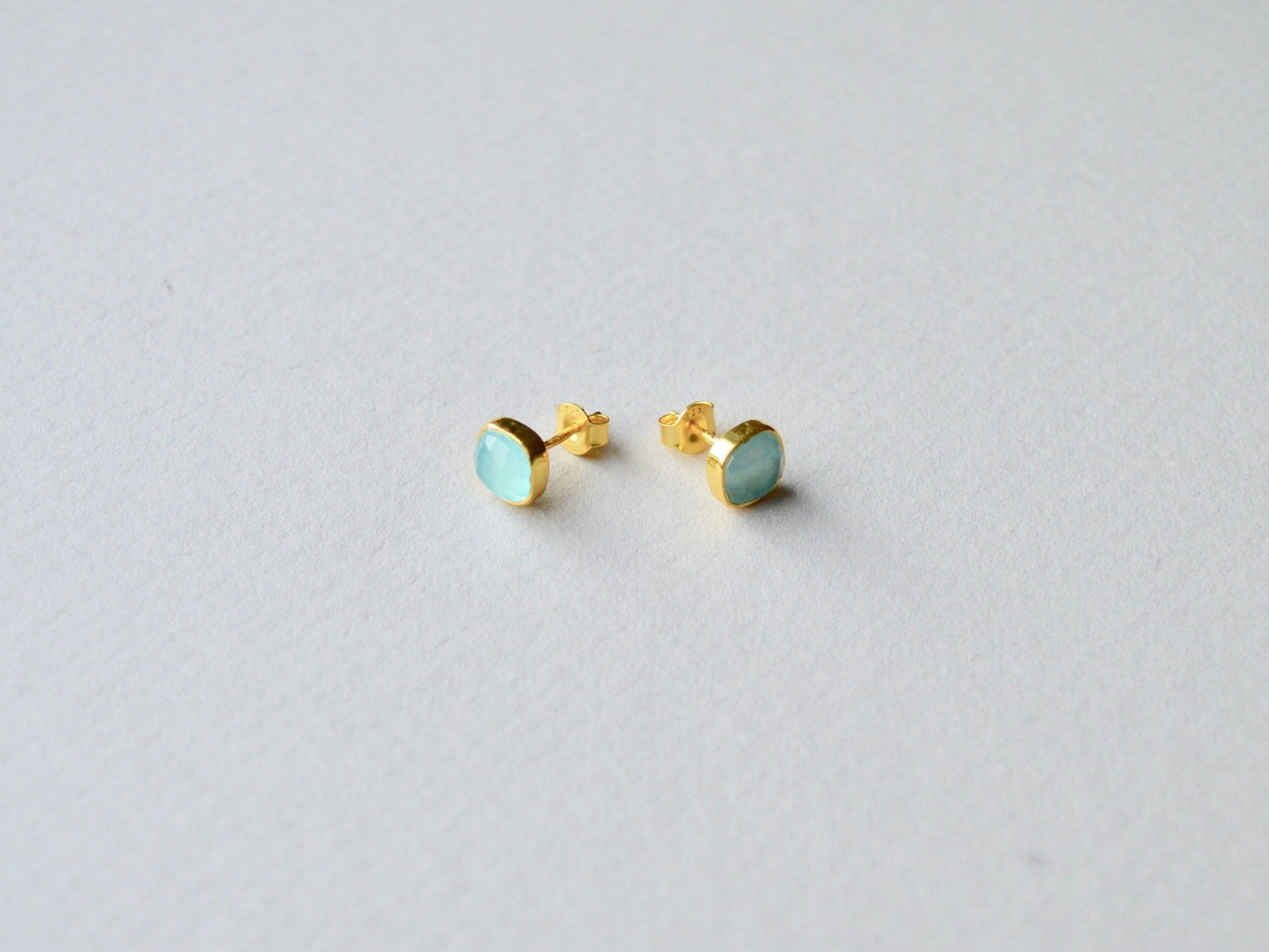Square Dots: Aqua Chalcedon Ohrstecker vergoldet - Mia&Martha by Katja Schmalen