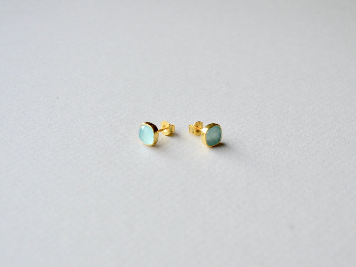 Square Dots: Aqua Chalcedon Ohrstecker vergoldet - Mia&Martha by Katja Schmalen
