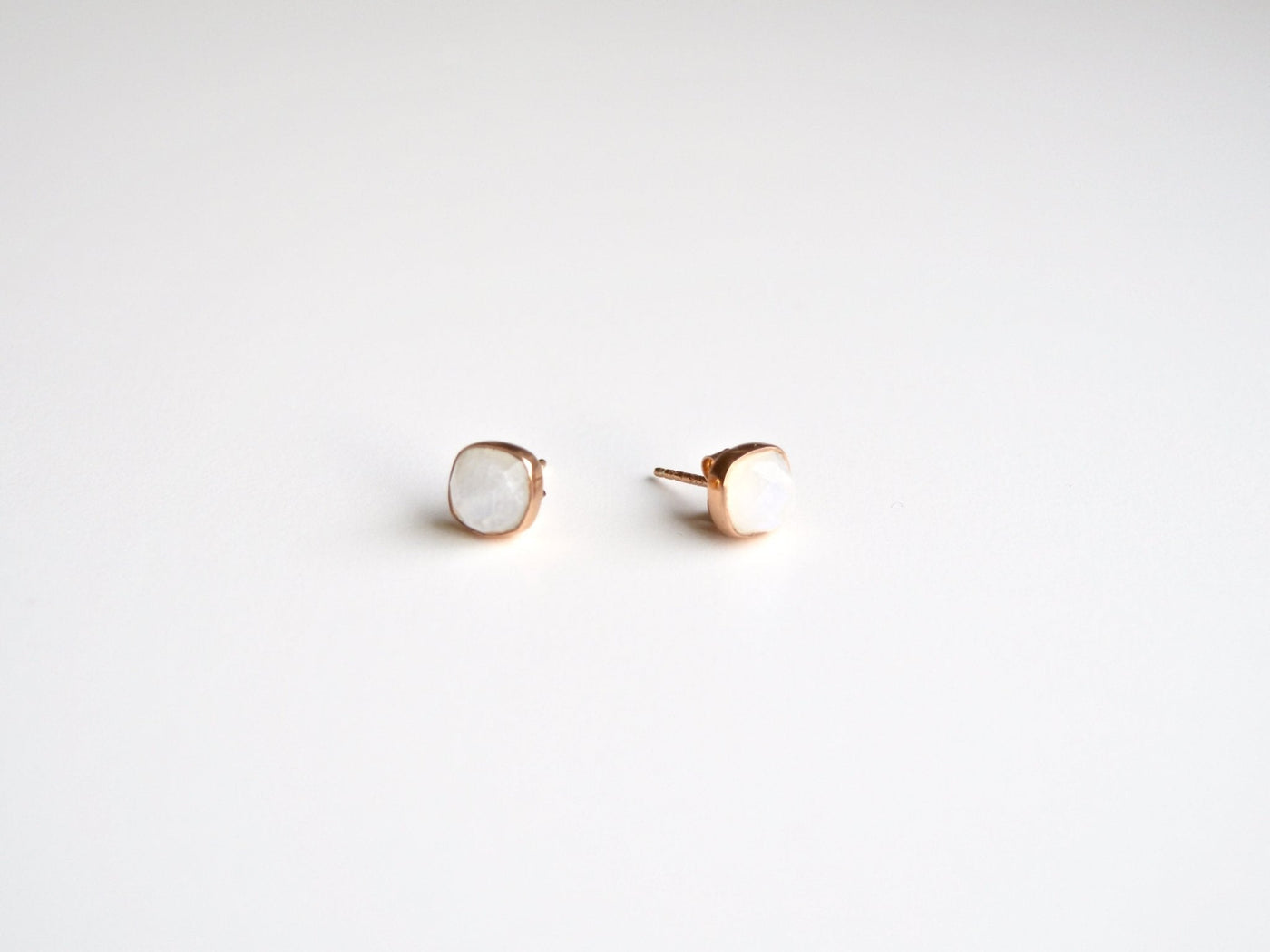 Square Dots: Mondstein Ohrstecker | vergoldet, rosévergoldet, silber