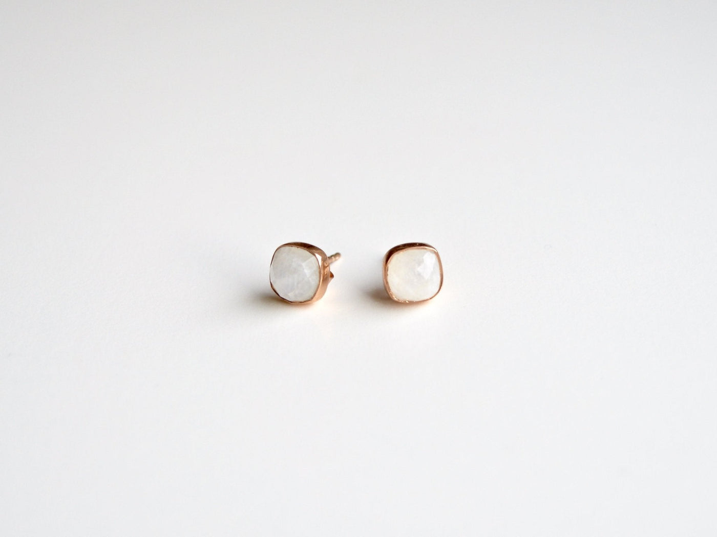 Square Dots: Mondstein Ohrstecker | vergoldet, rosévergoldet, silber