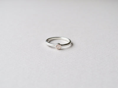 Tiny Gem Dot: Geschliffener Rosenquarz Ring silber - Mia&Martha by Katja Schmalen