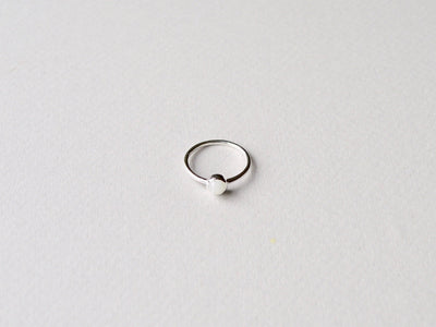 Tiny Gem Dot: Polierter Mondstein Ring silber - Mia&Martha by Katja Schmalen