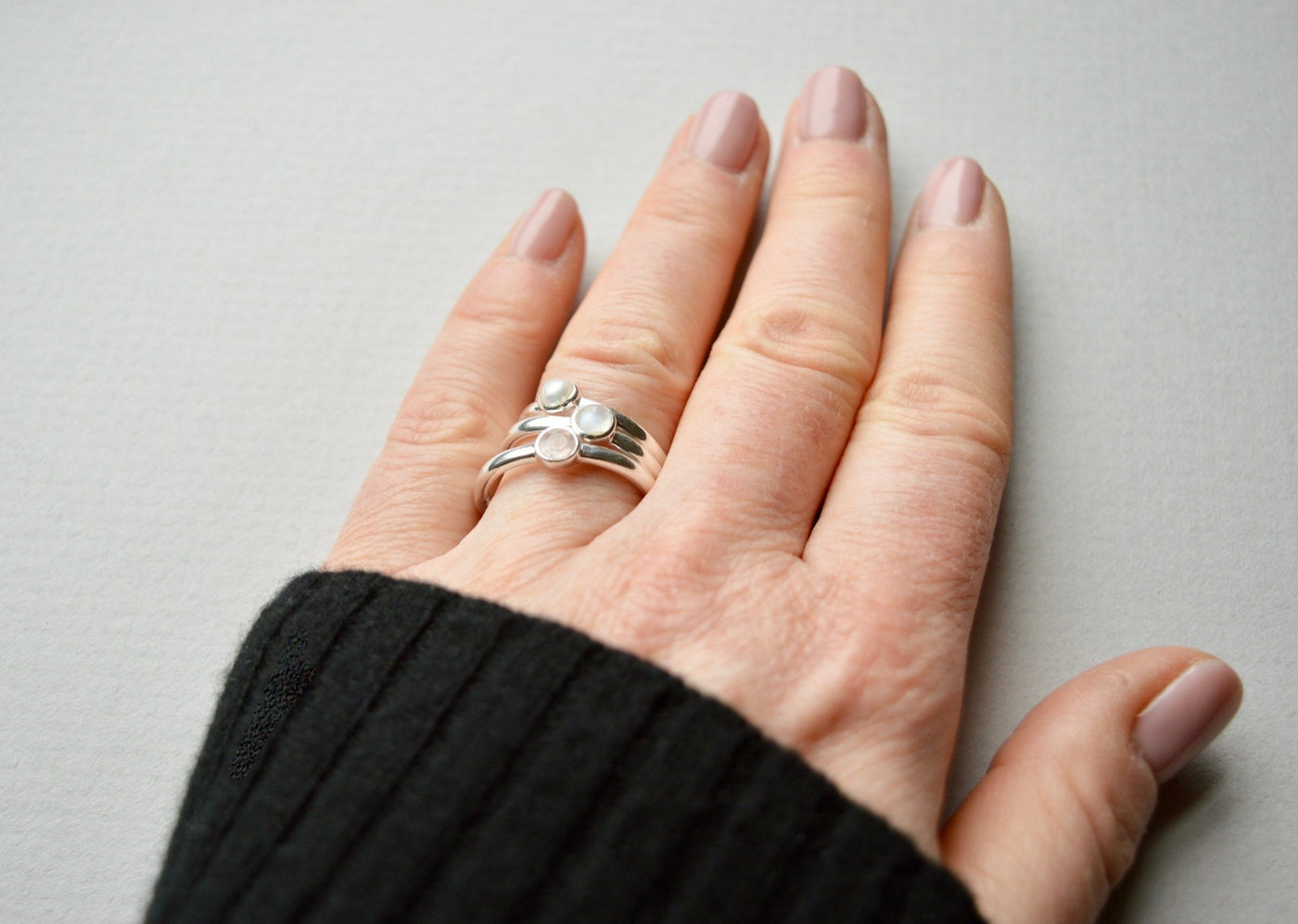 Tiny Gem Dot: Polierter Mondstein Ring silber - Mia&Martha by Katja Schmalen