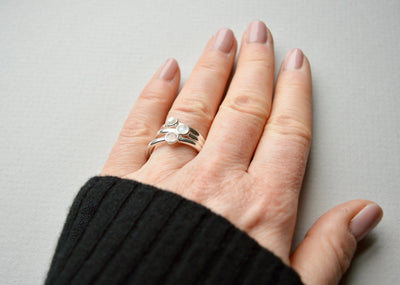 Tiny Gem Dot: Polierter Mondstein Ring silber - Mia&Martha by Katja Schmalen