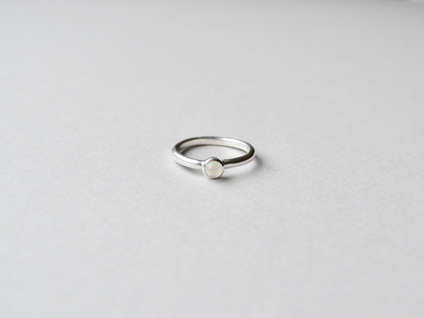 Tiny Gem Dot: Polierter Mondstein Ring silber - Mia&Martha by Katja Schmalen