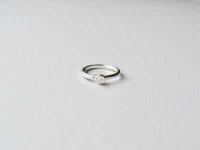 Tiny Gem Dot: Polierter Mondstein Ring silber - Mia&Martha by Katja Schmalen