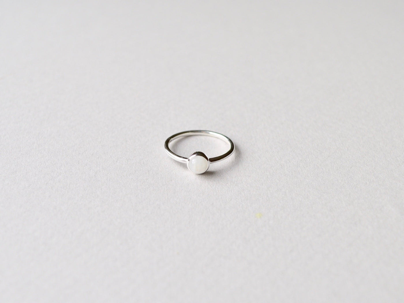 Tiny Gem Dot: Polierter Mondstein Ring silber - Mia&Martha by Katja Schmalen