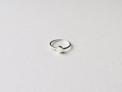 Tiny Gem Dot: Polierter Mondstein Ring silber - Mia&Martha by Katja Schmalen