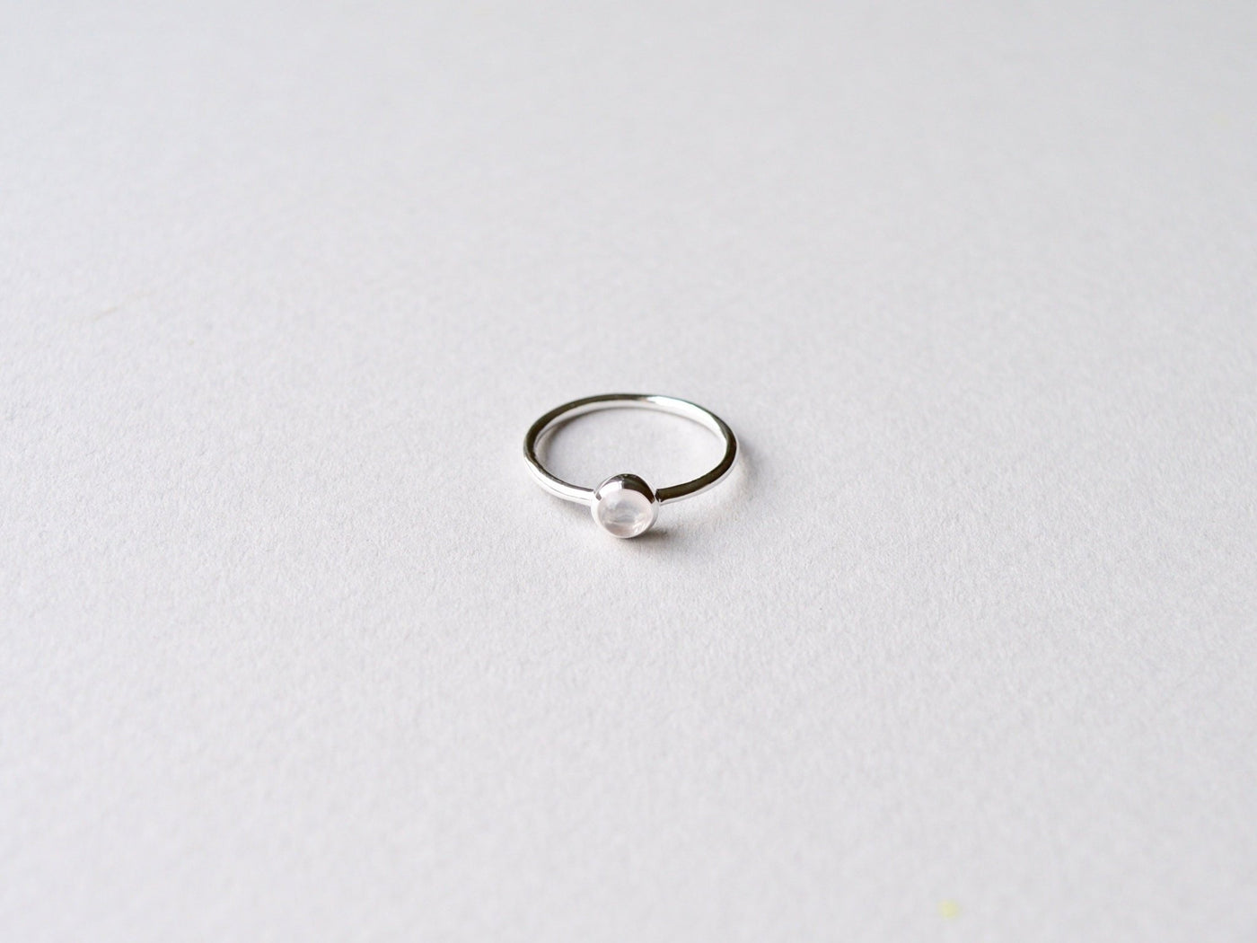 Tiny Gem Dot: Ring Rosenquarz poliert silber - Mia&Martha by Katja Schmalen