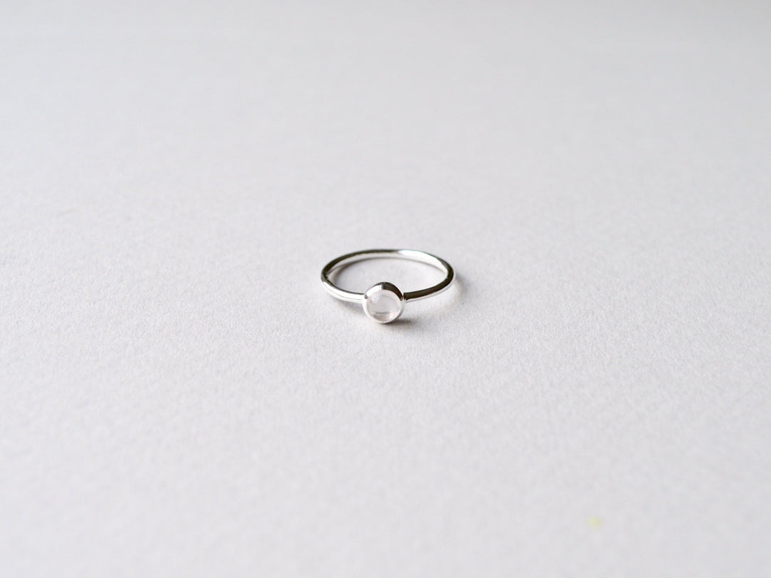 Tiny Gem Dot: Ring Rosenquarz poliert silber - Mia&Martha by Katja Schmalen
