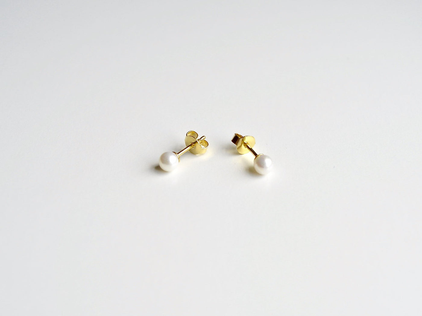 Tiny Pearls: Winzige Perlen Ohrstecker vergoldet - Mia&Martha by Katja Schmalen