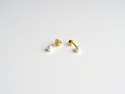 Tiny Pearls: Winzige Perlen Ohrstecker vergoldet - Mia&Martha by Katja Schmalen