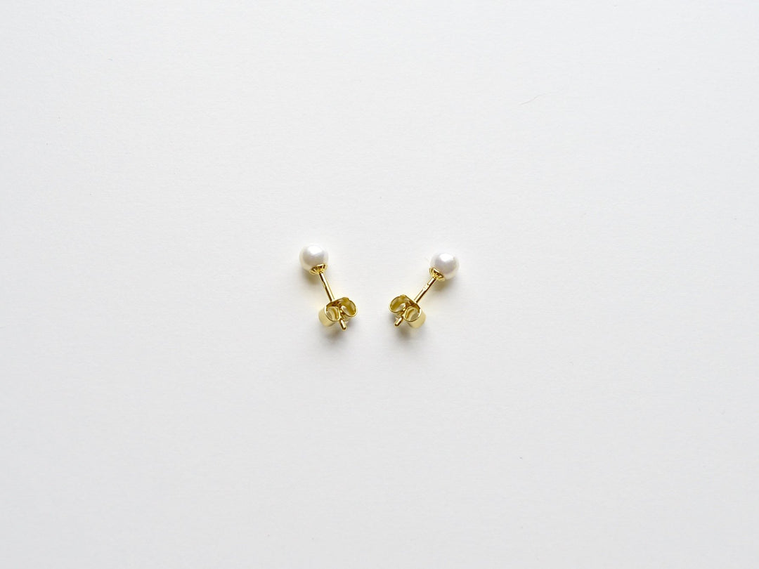 Tiny Pearls: Winzige Perlen Ohrstecker vergoldet - Mia&Martha by Katja Schmalen