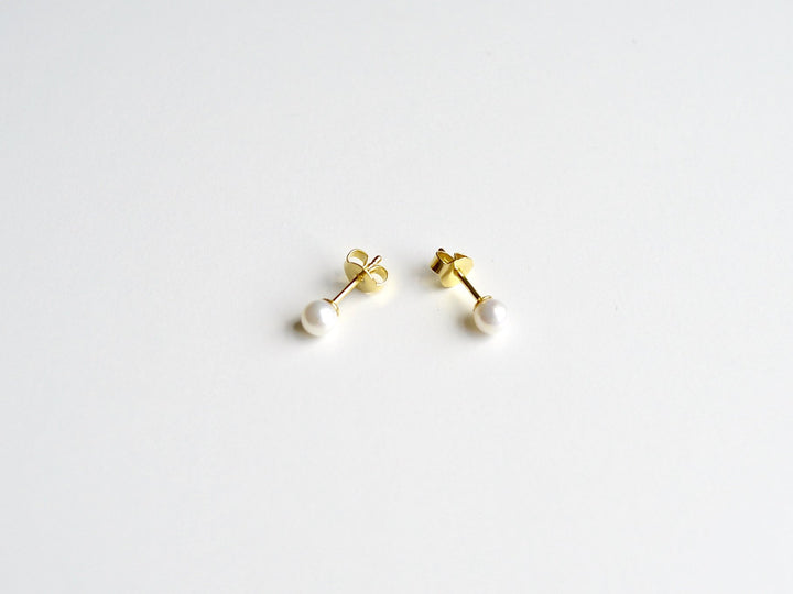 Tiny Pearls: Winzige Perlen Ohrstecker vergoldet - Mia&Martha by Katja Schmalen