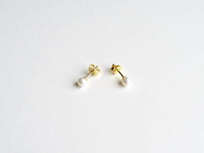 Tiny Pearls: Winzige Perlen Ohrstecker vergoldet - Mia&Martha by Katja Schmalen