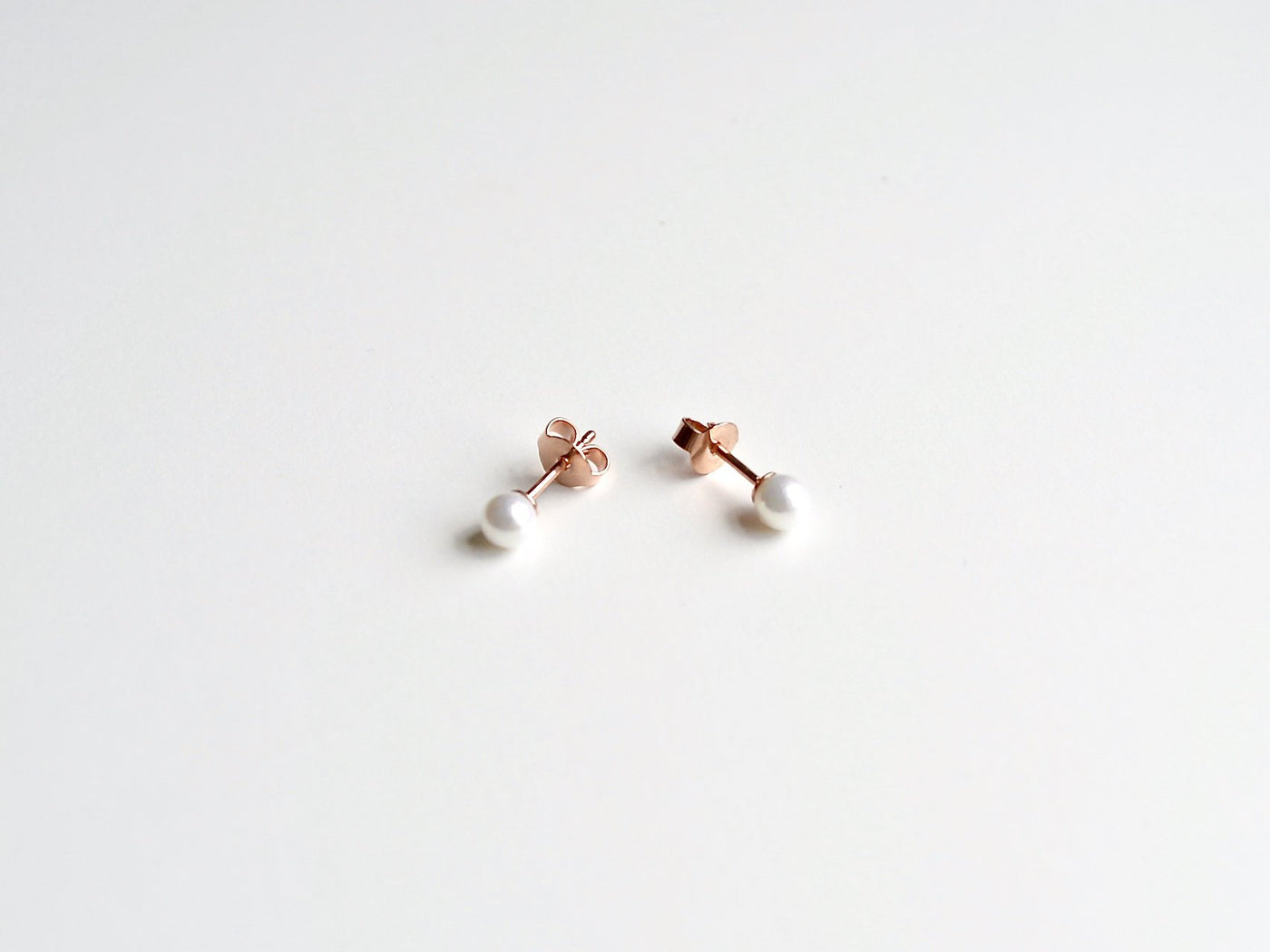 Tiny Pearls: Winzige Perlen Ohrstecker | vergoldet, rosévergoldet, silber - Mia&Martha by Katja Schmalen