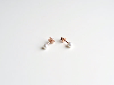 Tiny Pearls: Winzige Perlen Ohrstecker | vergoldet, rosévergoldet, silber - Mia&Martha by Katja Schmalen
