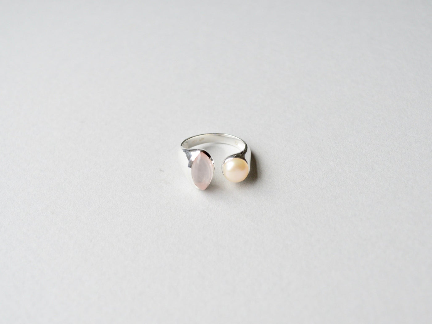 Unikat: Statement Ring mit Rosenquarz & Perle silber - Mia&Martha by Katja Schmalen