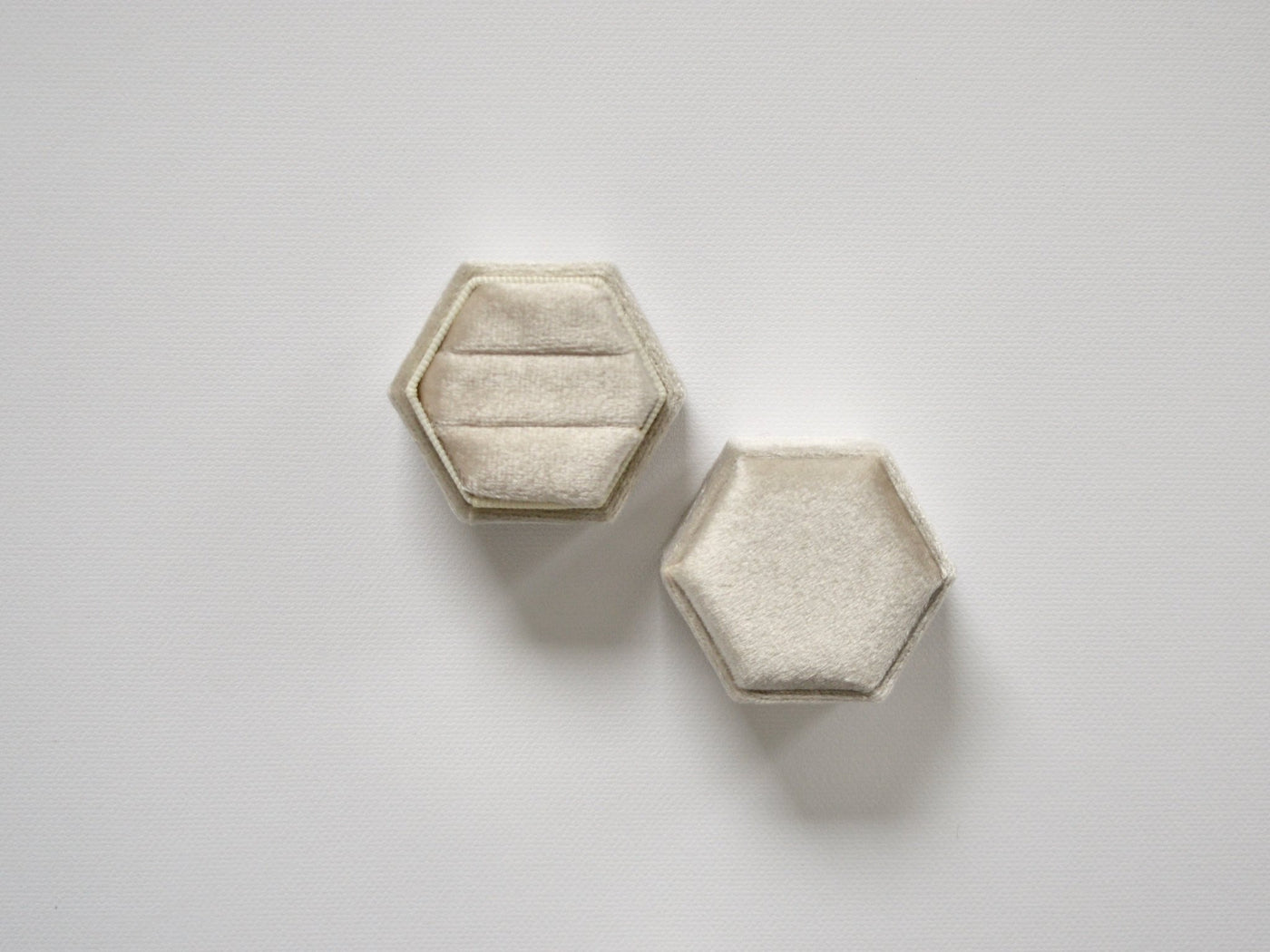 Velvet Love: Ringbox Hexagon aus Samt - Farbe Almond