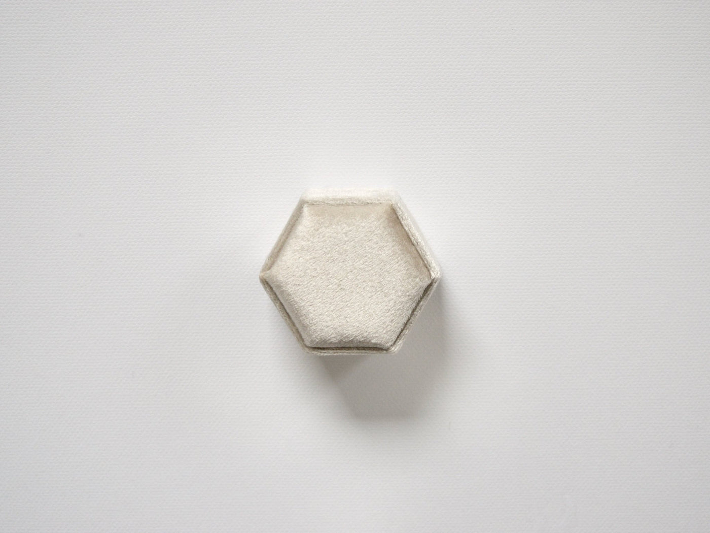 Velvet Love: Ringbox Hexagon aus Samt - Farbe Almond