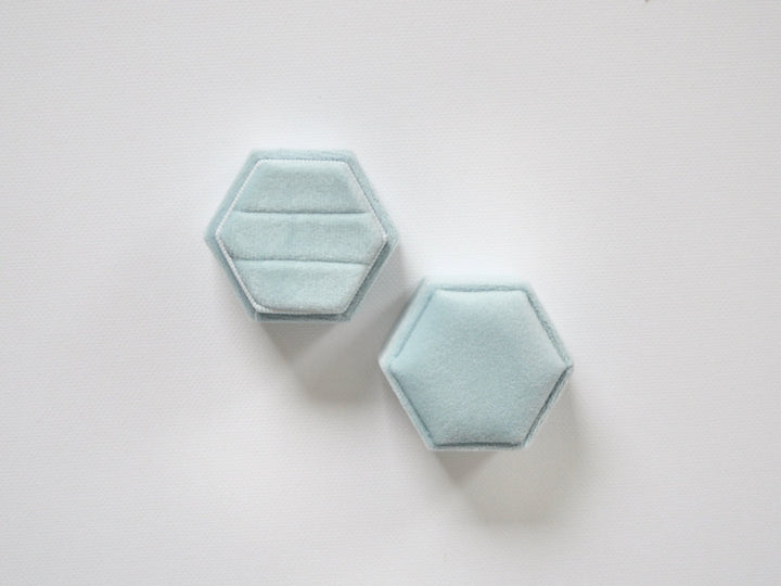 Velvet Love: Ringbox Hexagon aus Samt - Farbe Light Blue