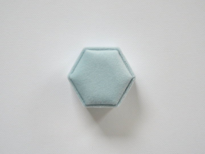 Velvet Love: Ringbox Hexagon aus Samt - Farbe Light Blue