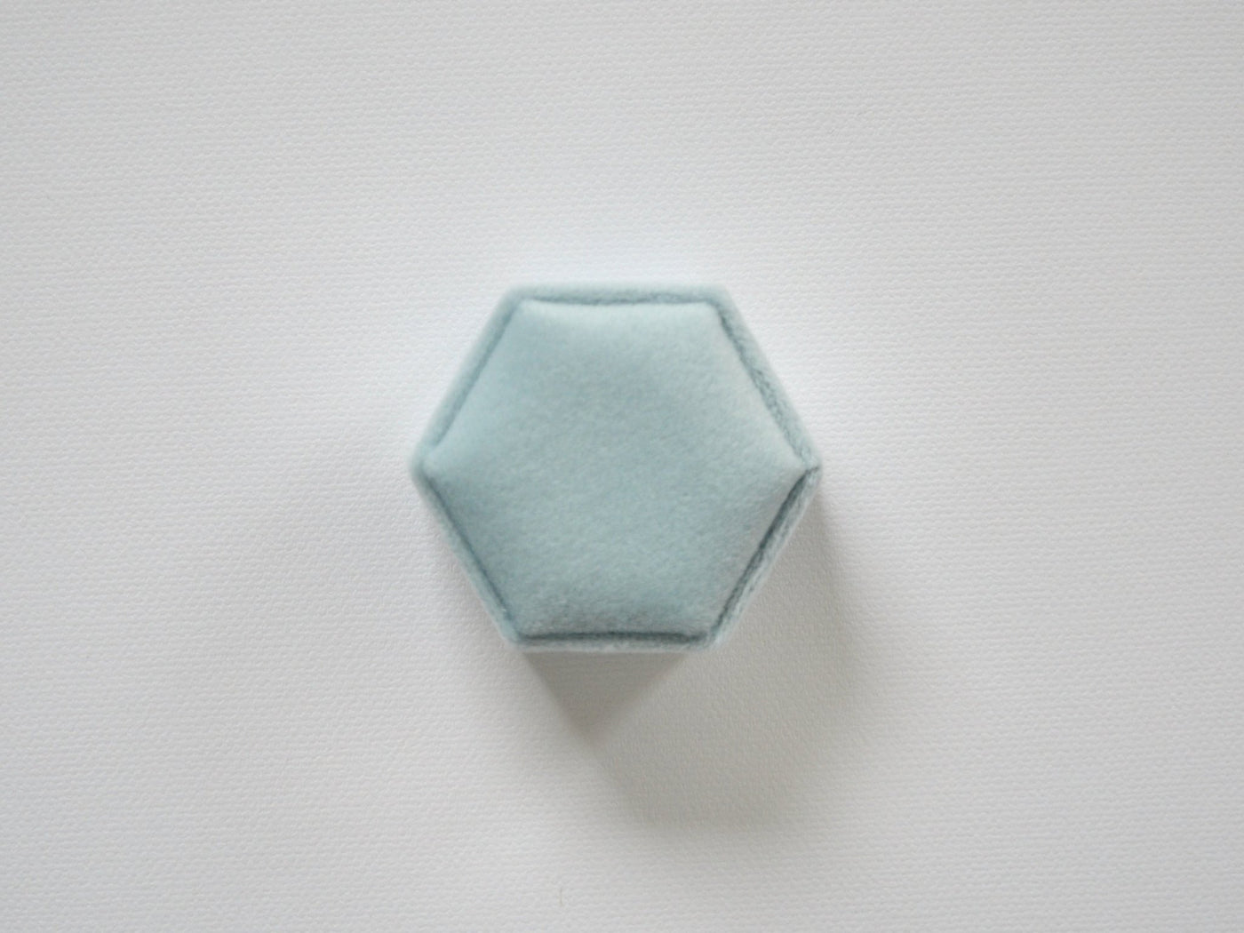 Velvet Love: Ringbox Hexagon aus Samt - Farbe Light Blue
