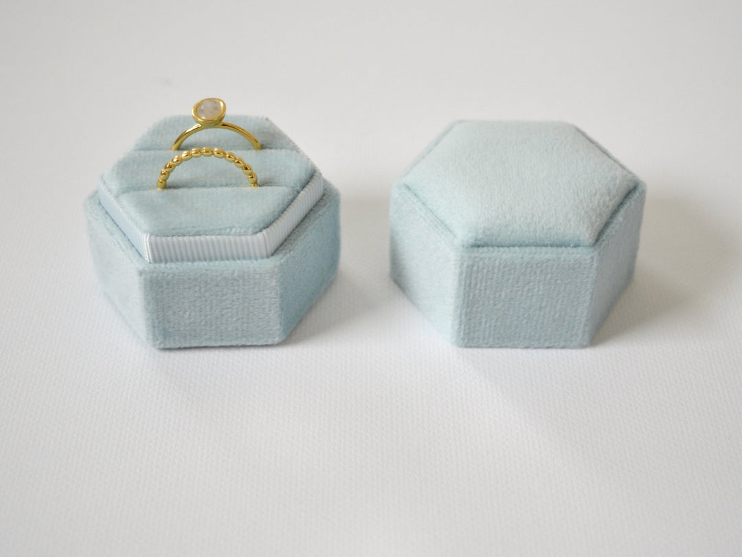 Velvet Love: Ringbox Hexagon aus Samt - Farbe Light Blue