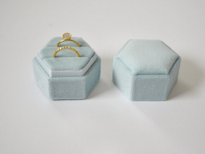 Velvet Love: Ringbox Hexagon aus Samt - Farbe Light Blue