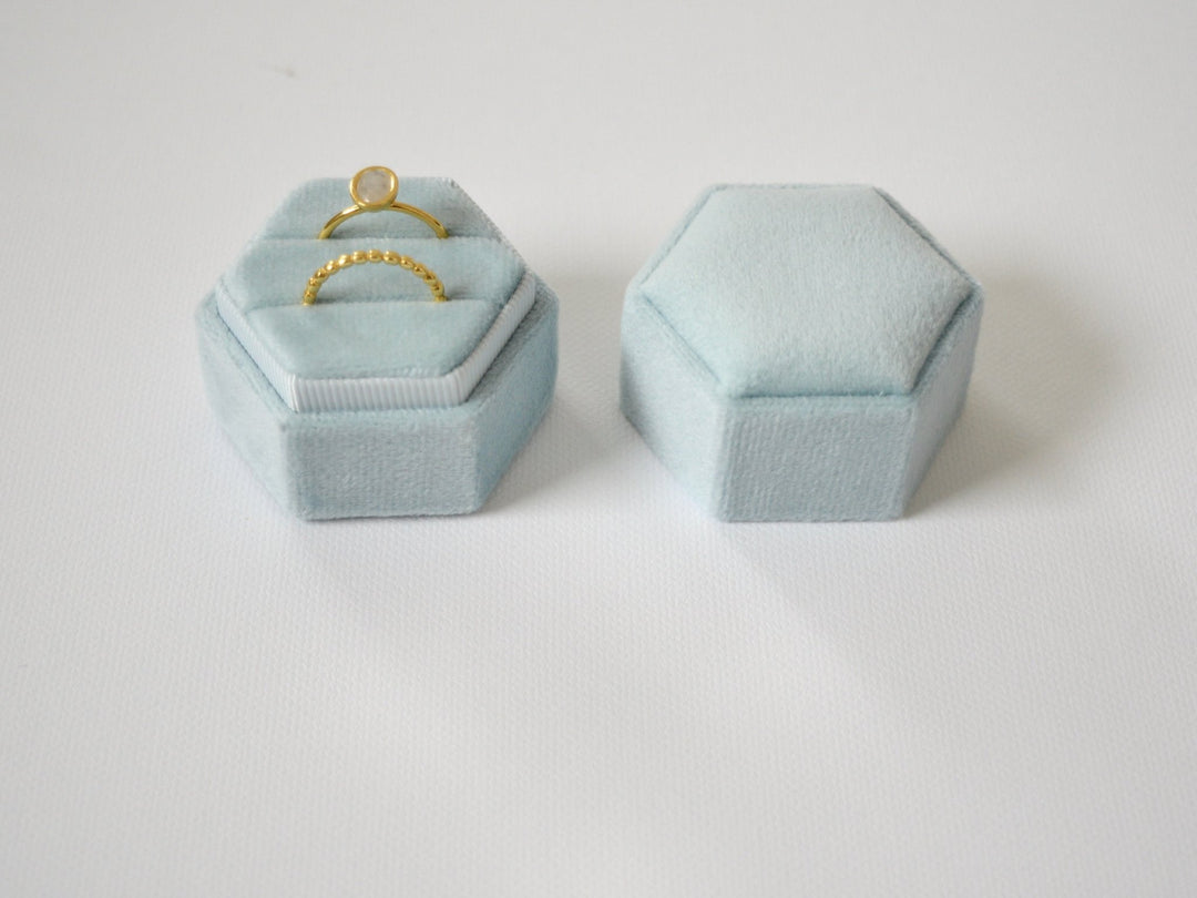 Velvet Love: Ringbox Hexagon aus Samt - Farbe Light Blue