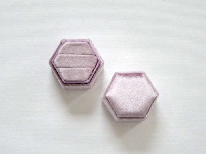 Velvet Love: Ringbox Hexagon aus Samt - Farbe Powder Violet