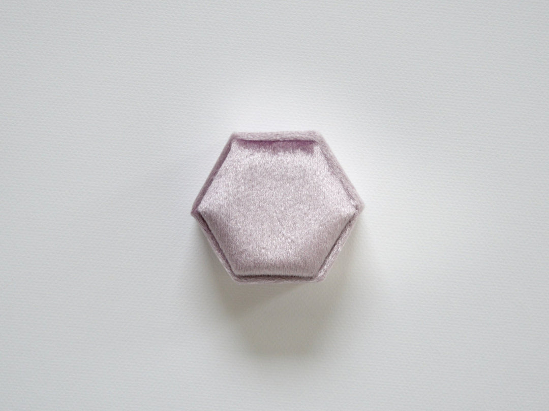Velvet Love: Ringbox Hexagon aus Samt - Farbe Powder Violet