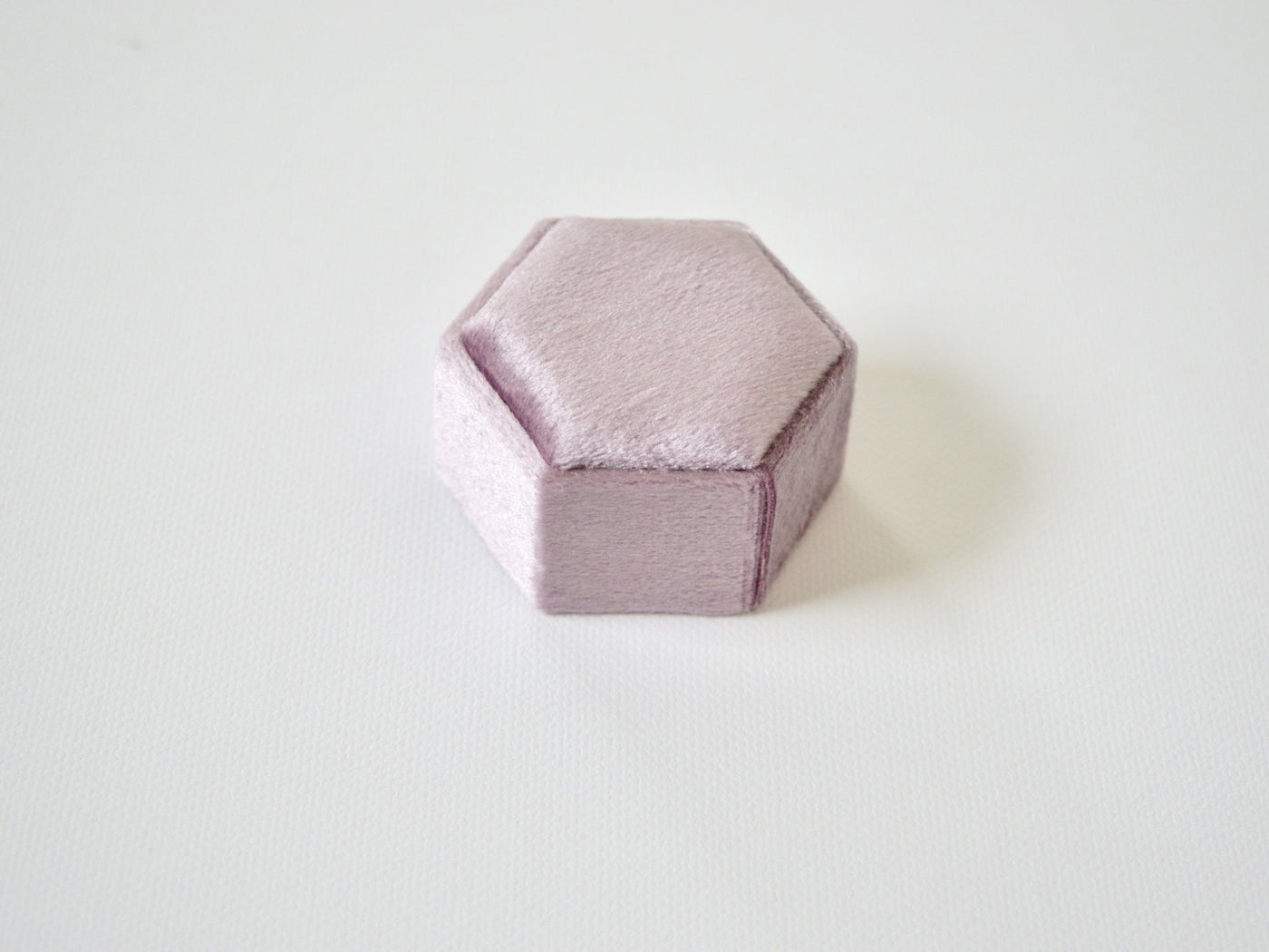Velvet Love: Ringbox Hexagon aus Samt - Farbe Powder Violet